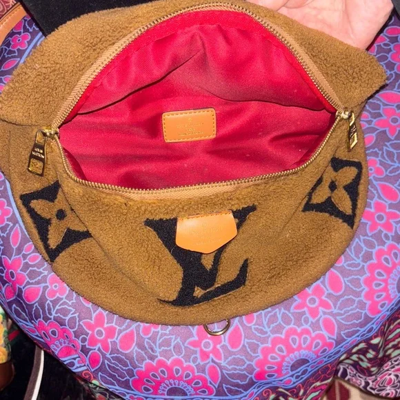 Louis Vuitton Brown and Red Fleece Bag - Picture 2 of 2